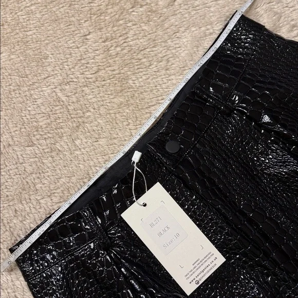 SAINT GENIES Croc Embossed Shorts - Picture 10 of 14